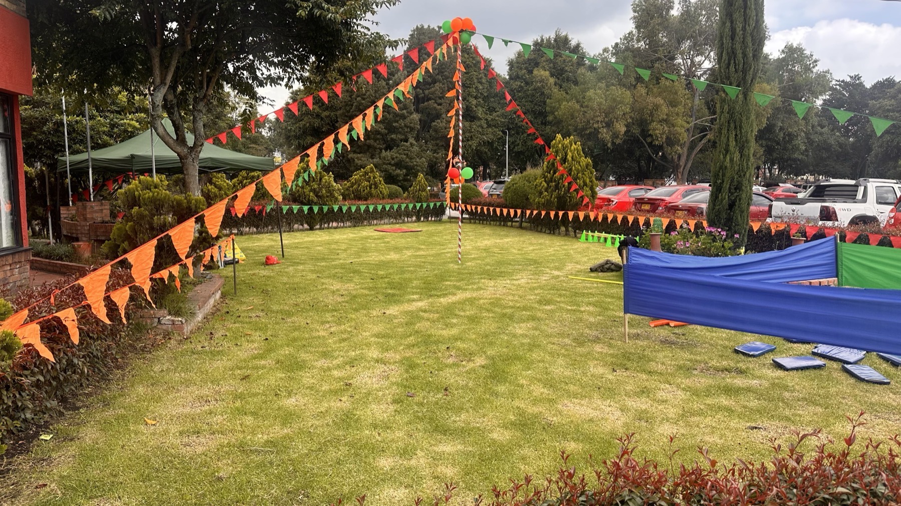 Participantes de evento corporativo al aire libre