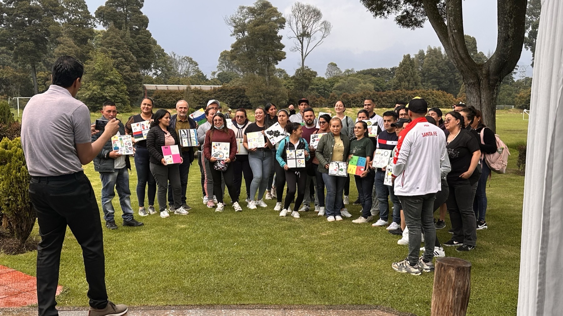 Equipo reunido en evento de integración